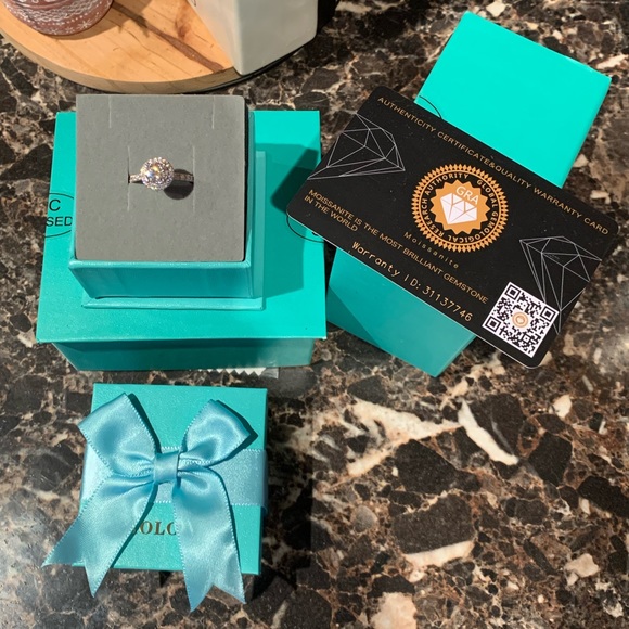 Beautiful 1.64 cttw Moissanite halo ring - Picture 3 of 7